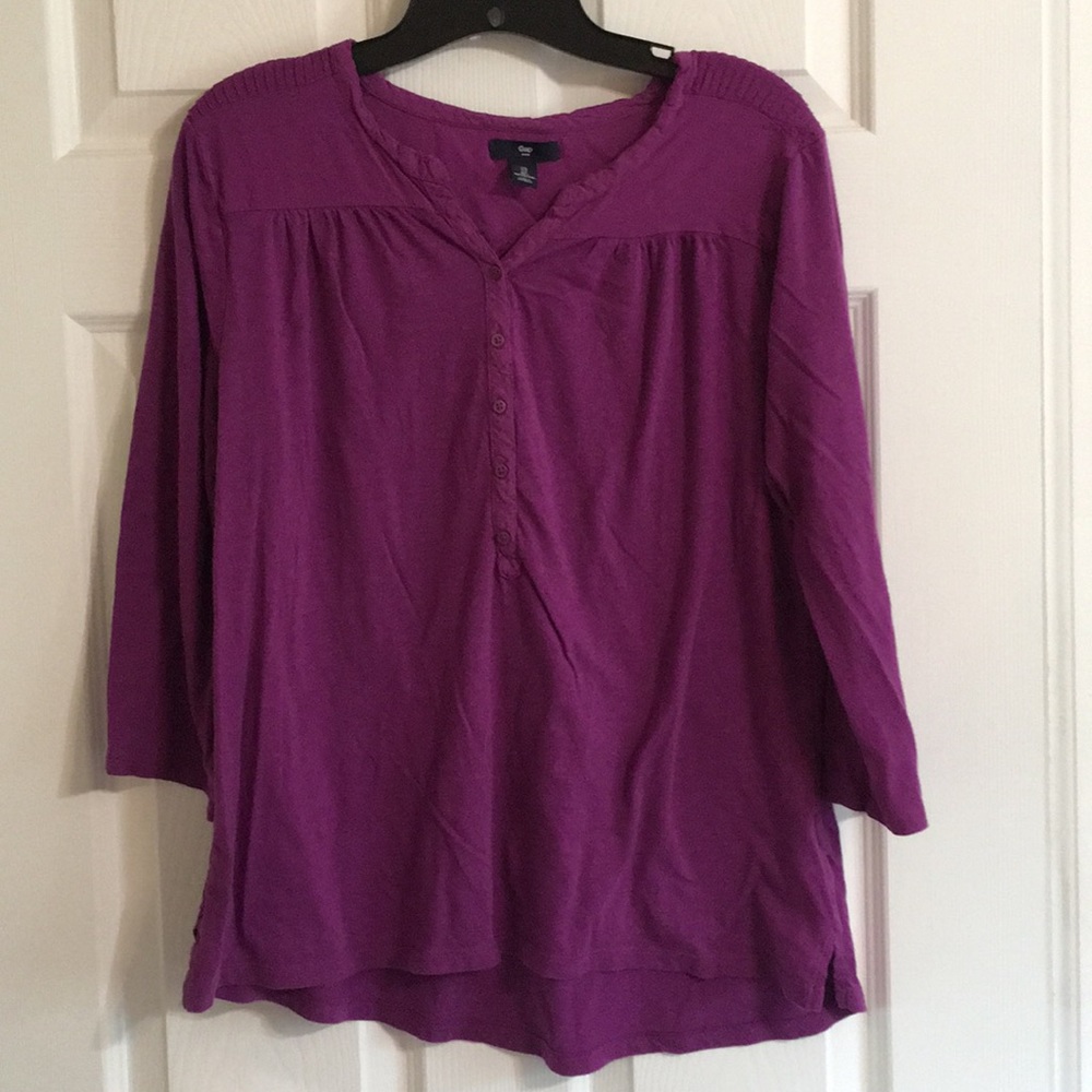 Gap, Purple small v tee with button detail size large